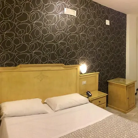 Clinton Hotel 3*