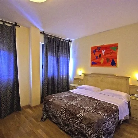 Hotel Clinton 3*