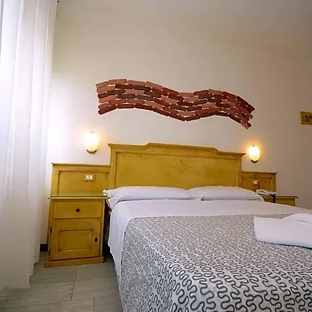 Clinton 3* Casoria